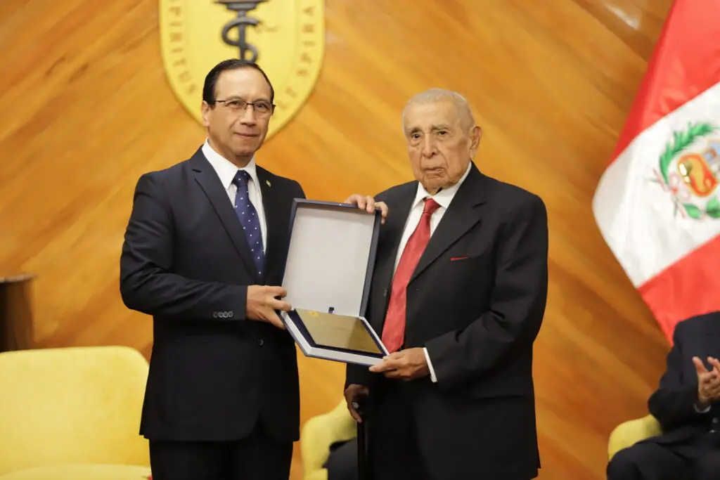 Cayetano Heredia rindió un merecido homenaje al Dr. Hernán Villena Martínez