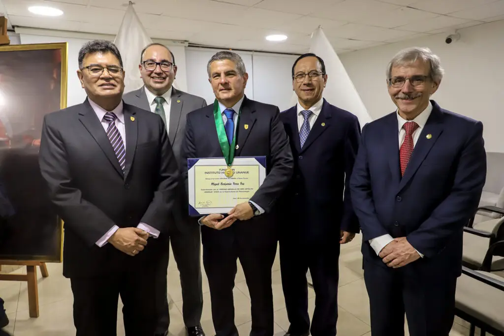 RECONOCIMIENTO A UNA TRAYECTORIA DE EXCELENCIA: EL MAG. MIGUEL PEREA PAZ RECIBE LA MEDALLA DE ORO HIPÓLITO UNANUE 2024