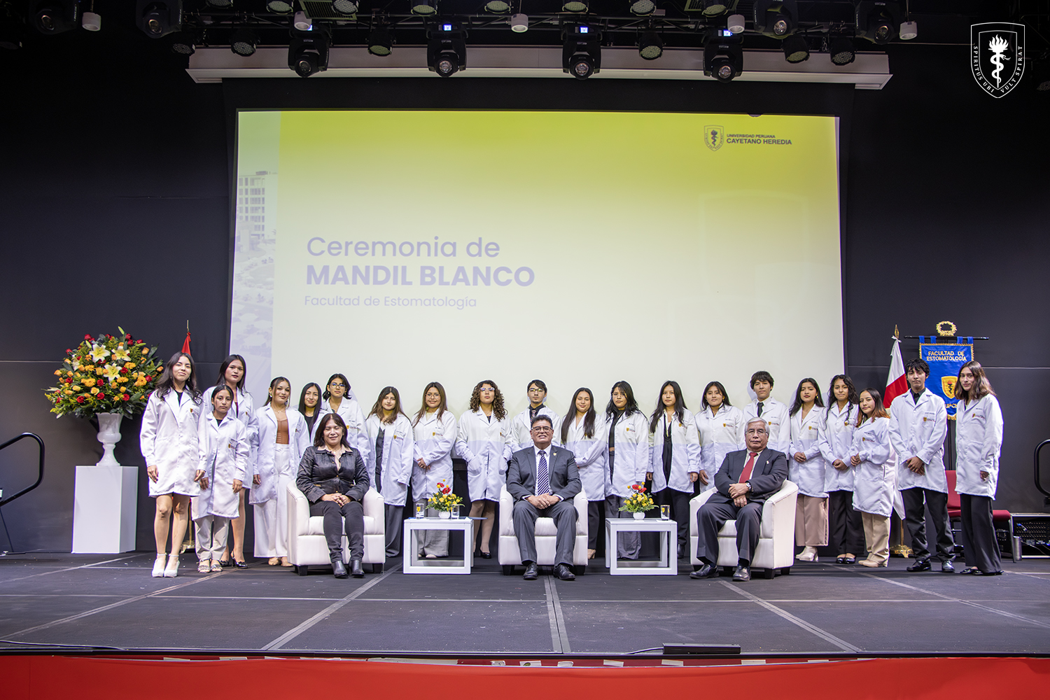 Estudiantes de Estomatología participaron en la Ceremonia del Mandil Blanco